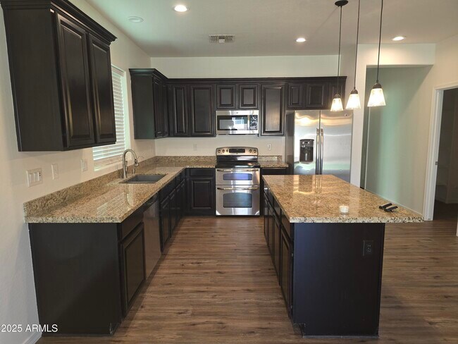 Building Photo - 1514 E Hummingbird Way