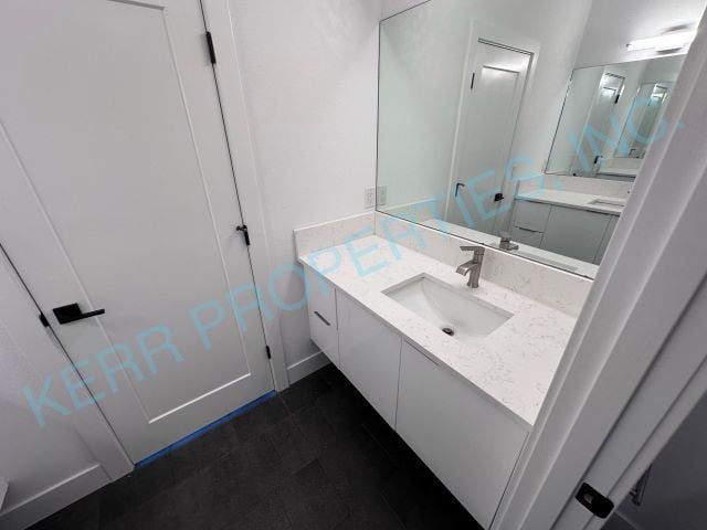 Building Photo - LOCATING OCCUPANTS FOR THE HOMEOWNERS! Charming 3-Bed Home with 3.5 Baths in Vibrant NE Portland ...