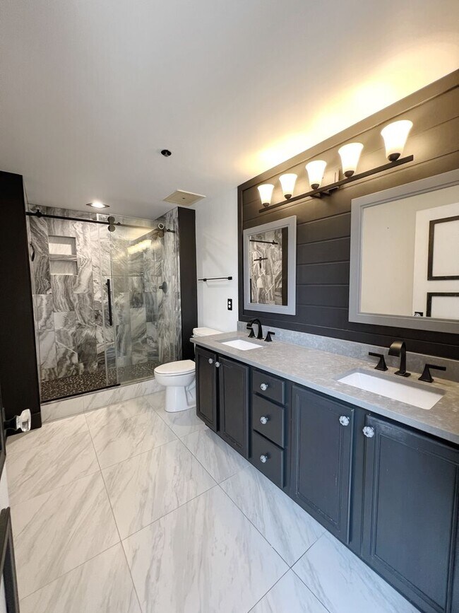 Building Photo - Modern 2-Bedroom Downtown KC Condo with Pa...