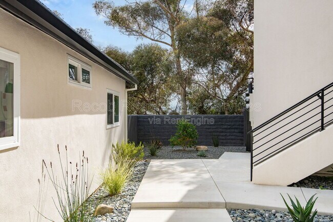 Building Photo - 1710 Hanford Dr