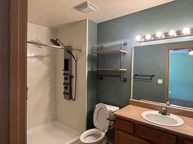 Building Photo - Beautiful 3 bedroom home - Clever, MO