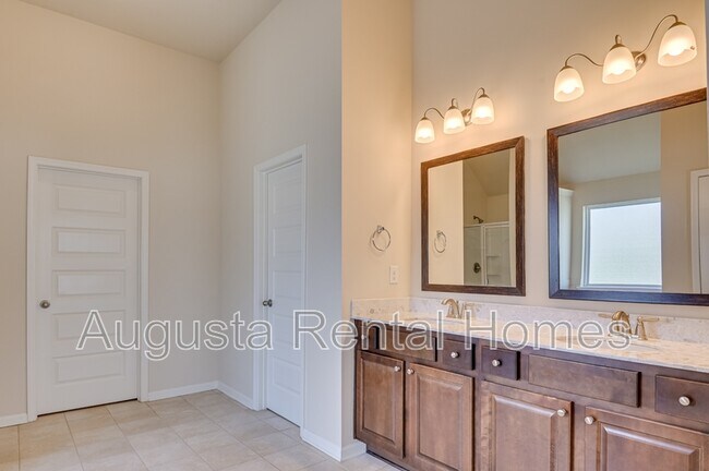 Building Photo - 5014 Vine Ln