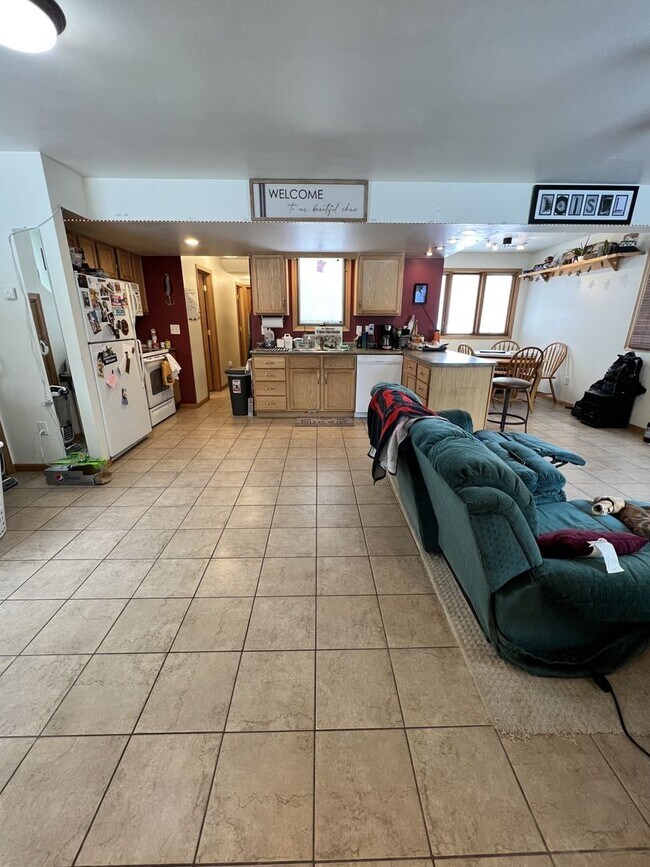 Building Photo - 1318 N 19th Ave E