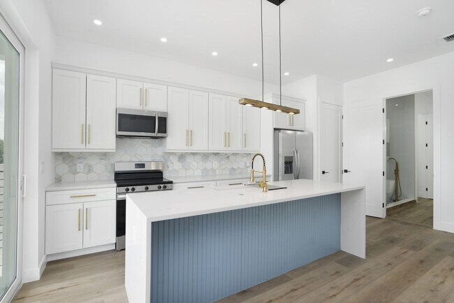 Building Photo - 5/3 Luxury Custom Home plus Boat dock, Pool and Stunning Views!!