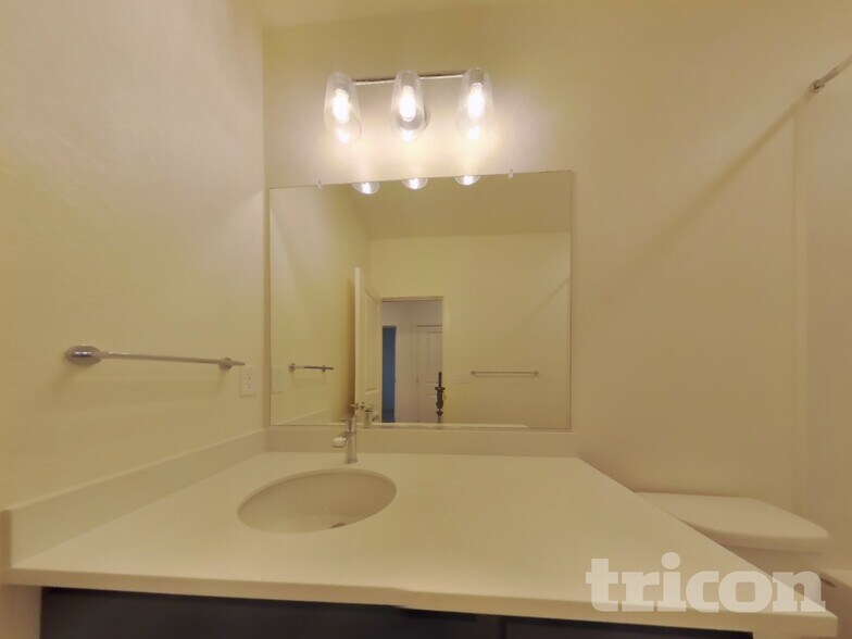 Building Photo - 2054 Delta Vw Ave