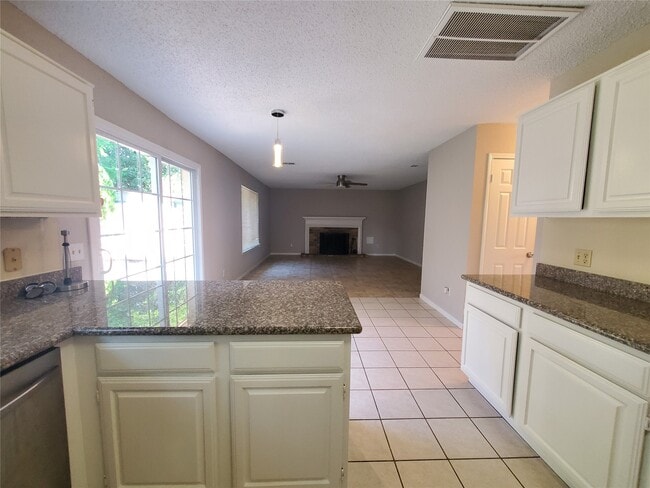 Building Photo - 3323 Green Fields Dr