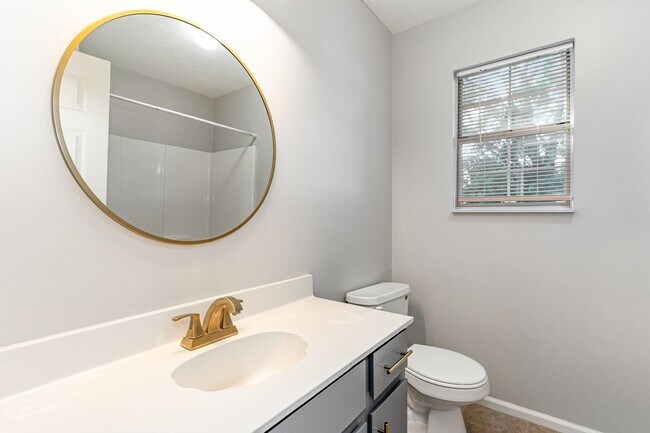 Building Photo - Beautifully maintained and move-in ready 3BR/2.5BA