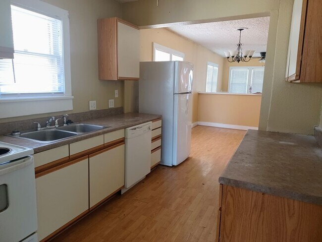 Building Photo - Cute 2 bedroom, 1 bathroom home on Southeast side