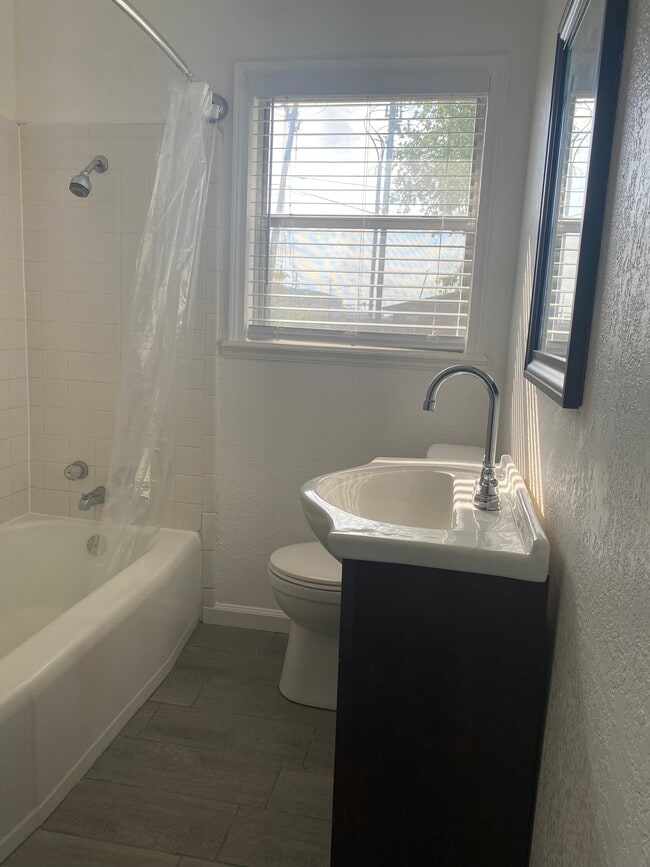 Building Photo - 1217 Lum St