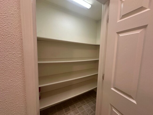 Building Photo - 2 Bedroom Hillsdale Commons Apartment!