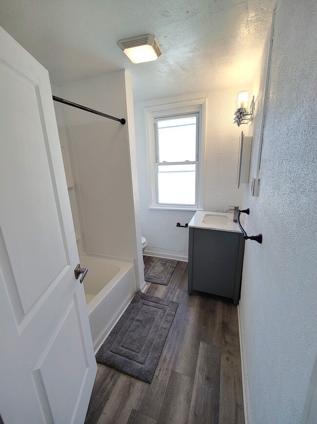 Building Photo - *Beautifully Updated & Spacious 6BD/1.5BA ...