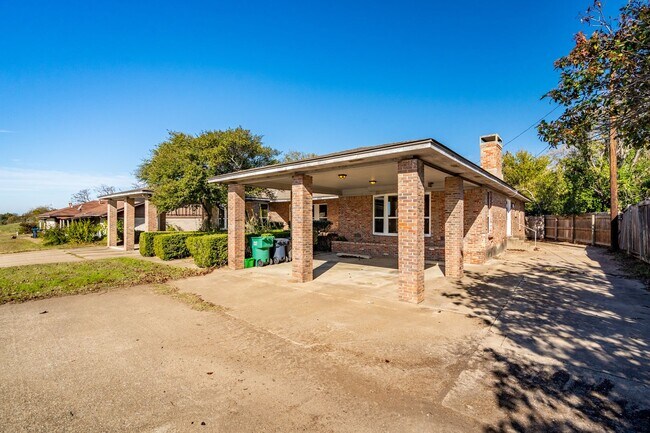 Building Photo - SW Loop 820 - 4304/4306 *Lease Up Only*