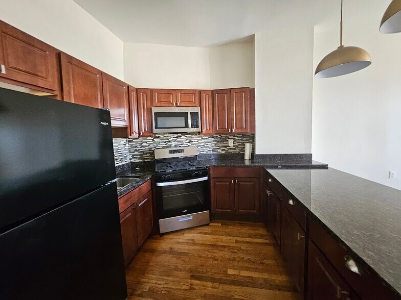 Kitchen - 2417 W Warren Blvd