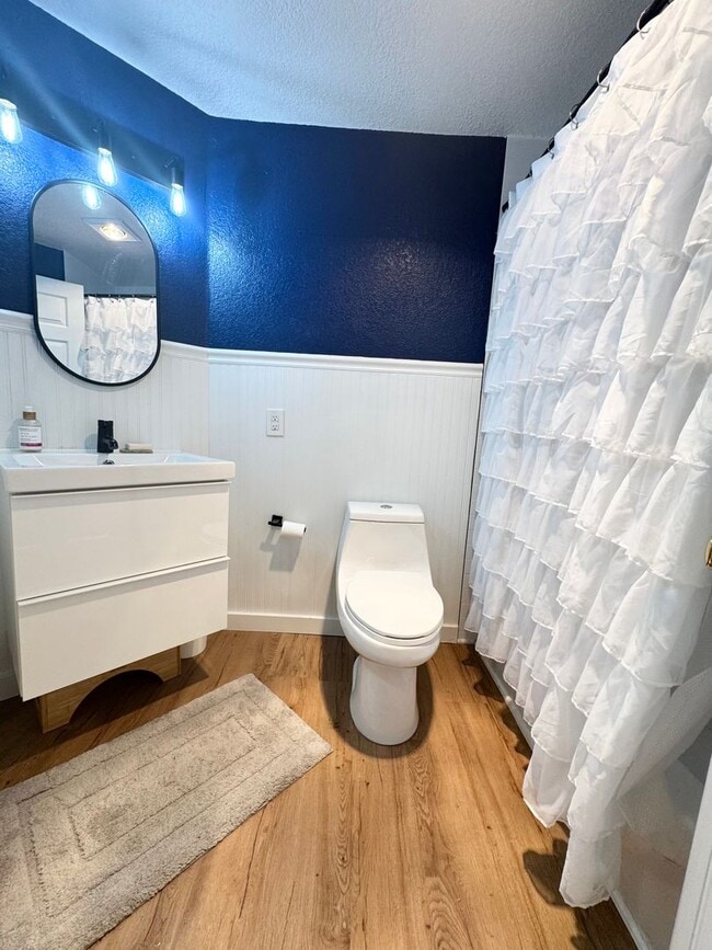 Building Photo - Updated, light flooded corner 1 bedroom 1 bath condo in Madison Valley