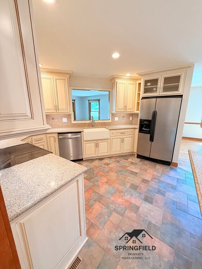 Building Photo - Location-Location, 4 BR / 2 Living Areas in SE Springfield w/ An Amazing Out Door Kitchen - Grill...