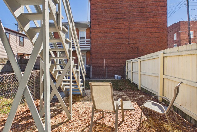 Building Photo - Large 4 Bedroom Single Family on Reily St.