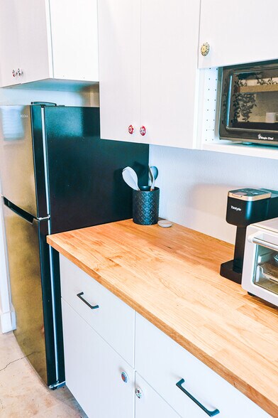 Building Photo - 6007 N Orange Blossom Ave