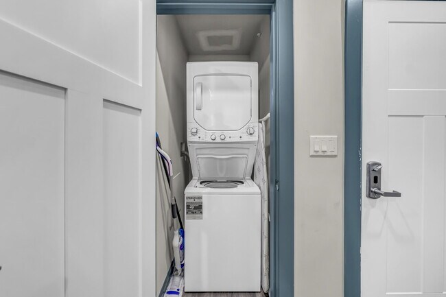 Building Photo - Furnished 2-Bedroom, 2-Bath Apartment near the Medical Campus