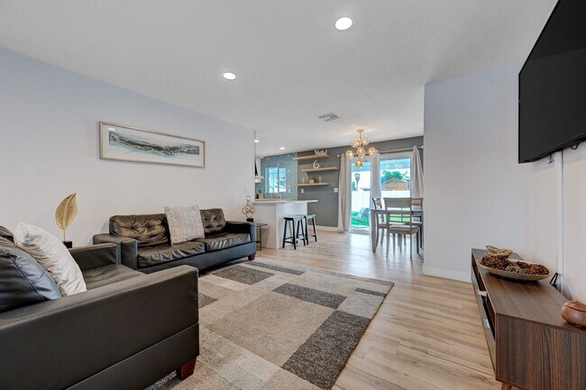 Building Photo - Fully Furnished or Unfurnished 3 BR / NO HOA
