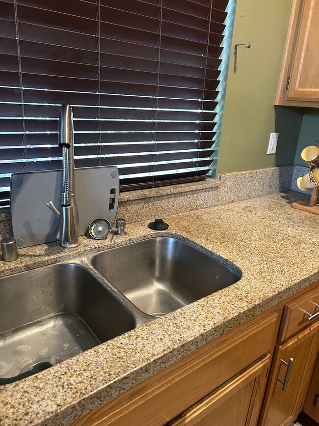 Building Photo - 319 W Shoshone St