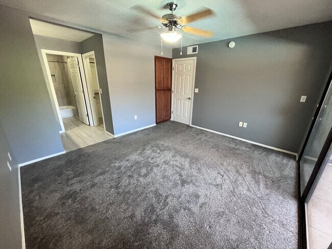 Building Photo - NE-3 bd/ 2bd Condo in gated community!