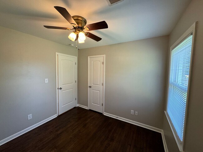 Building Photo - Charming 3-Bedroom Home in Nicholasville, 2 Car Garage! Fenced in Backyard!