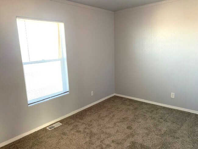 Building Photo - 3 bedroom home in Spring Creek with a garage
