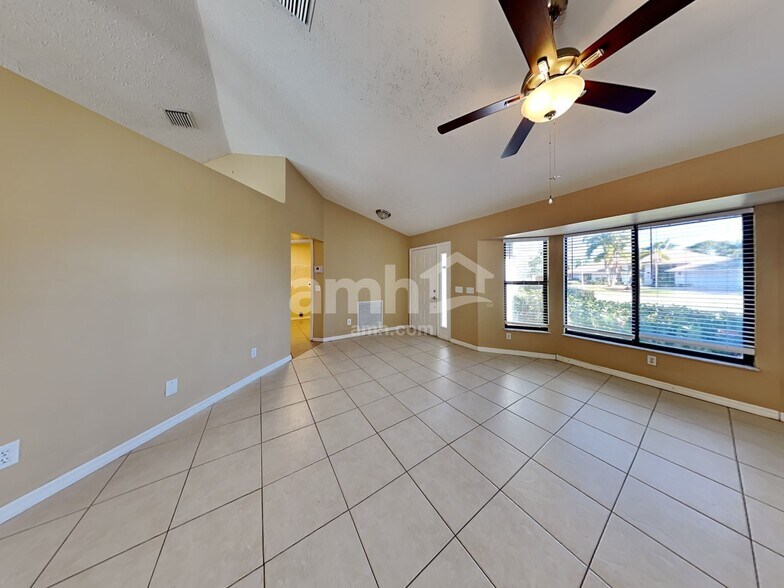Building Photo - 1501 SE Mariana Rd