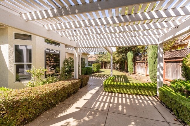 Building Photo - 1120 E Sawgrass Ave