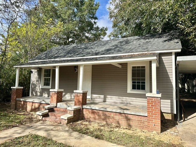 Building Photo - Recently Renovated 2-Bedroom Home in Hende...