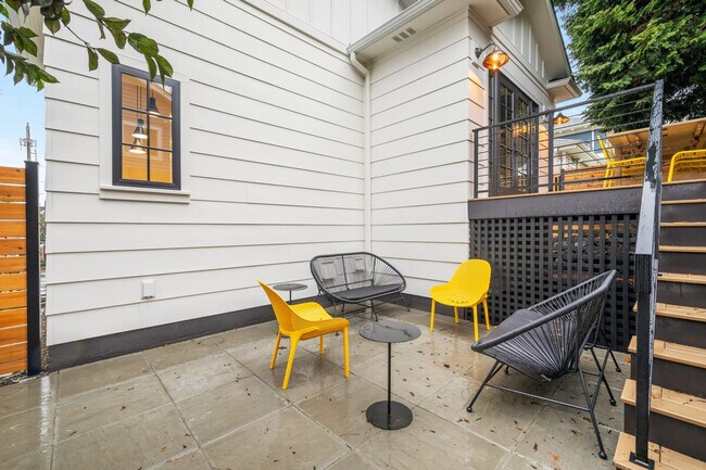 Building Photo - 2453 4th Ave W