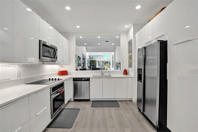 Building Photo - 644 W Palm Aire Dr