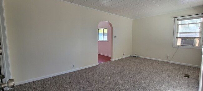 Building Photo - 2 bedroom 1 bath home with garage