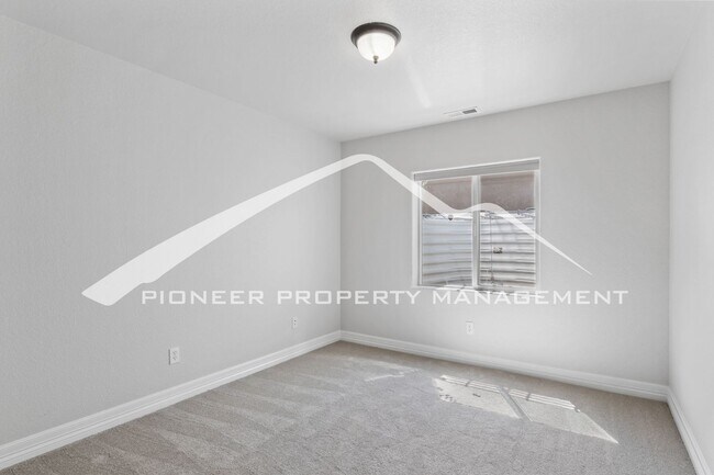 Building Photo - Low-Maintenance Living in Desirable West Side Neighborhood 5 bd, 2 car garage and AC