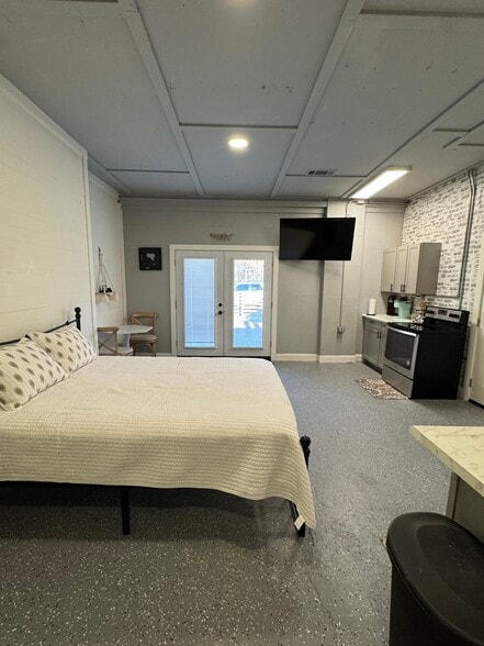Queen bed with linens - 729 Highway 314