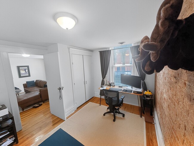 Building Photo - Large 2 BR/ 1 BA in Fantastic Wicker Park Location