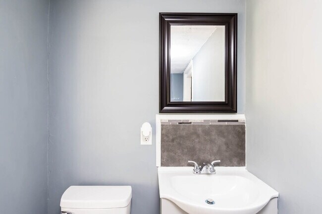 Building Photo - 2-Bedroom Home with Flexible Bonus Room Near Downtown Columbus