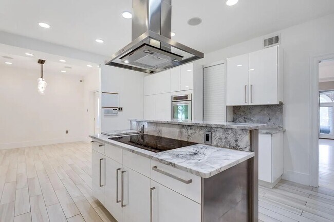 Building Photo - 4611 Charleston Terrace NW