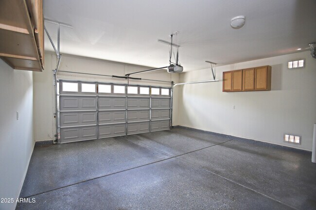 Building Photo - 1090 W Caroline Ln