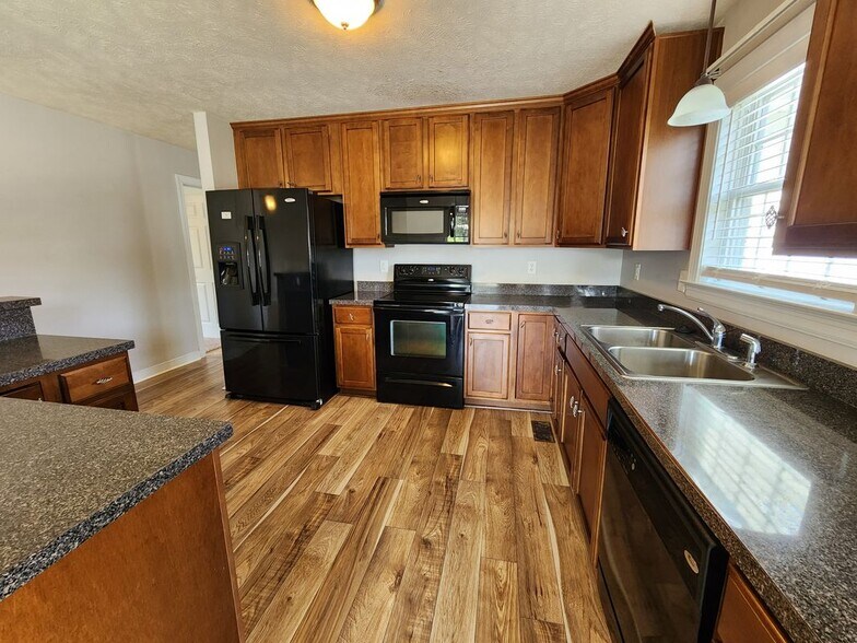 Building Photo - 312 Abbey Ct