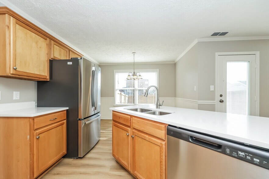 Building Photo - 1613 Beaconcrest Cir