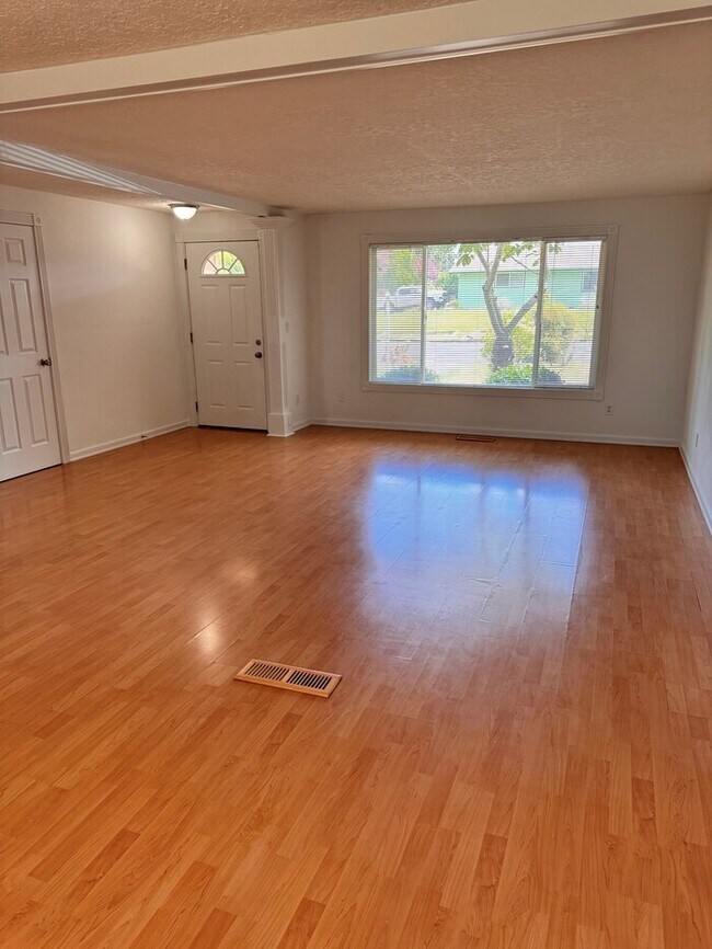 Building Photo - Single Level Home w/HUGE fenced yard, AC, W/D, Garage & More!