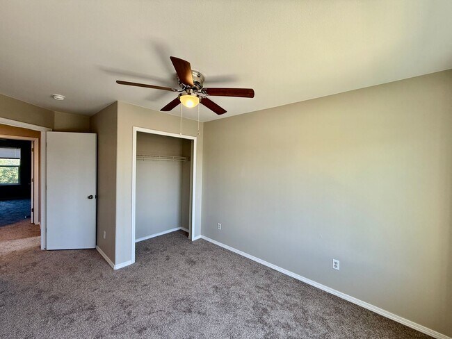 Building Photo - Large Springs Ranch 5 bedroom Close to Pow...