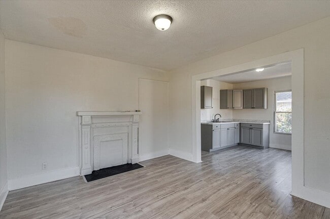 Building Photo - 2210 Milne St