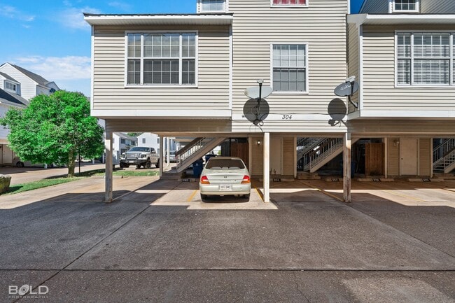 Building Photo - End Unit in Cobblestone with covered parking