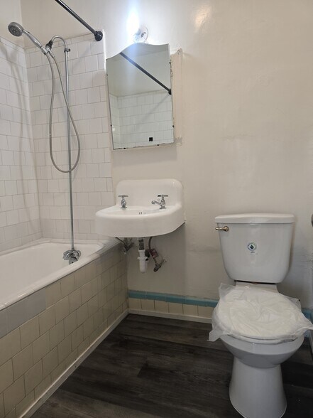 Building Photo - 2808 1/2 Hillcrest Dr