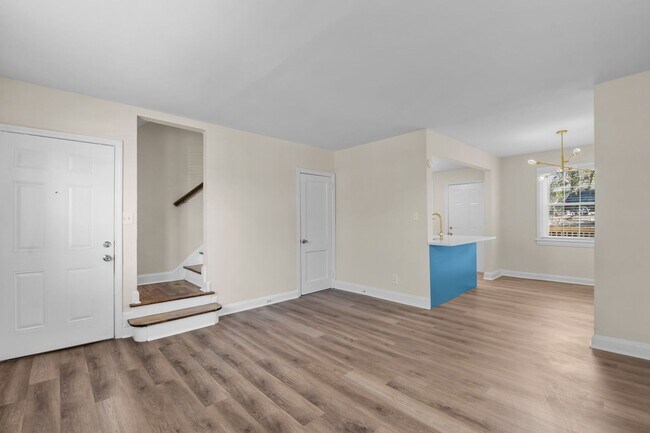 Building Photo - Spacious 1 Bedroom Duplex in Trinity Park, blocks from Duke! - Renovated & Pet Friendly