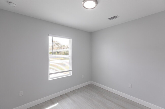 Building Photo - BRAND NEW Construction, 3 bed / 2 bath Ren...
