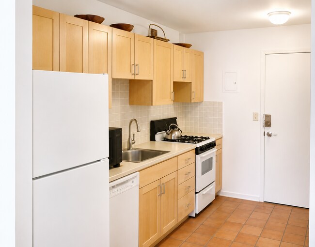 Building Photo - Large modern studio available! Easy walk to Longwood! Available 9/1!