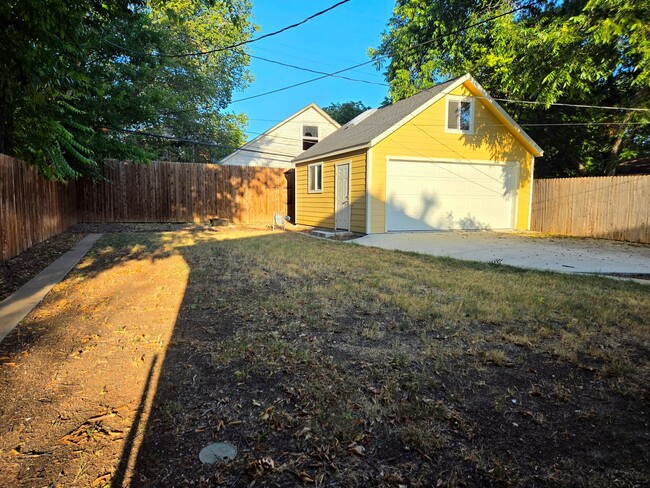 Building Photo - Quaint Early American Home in Bluebonnet H...